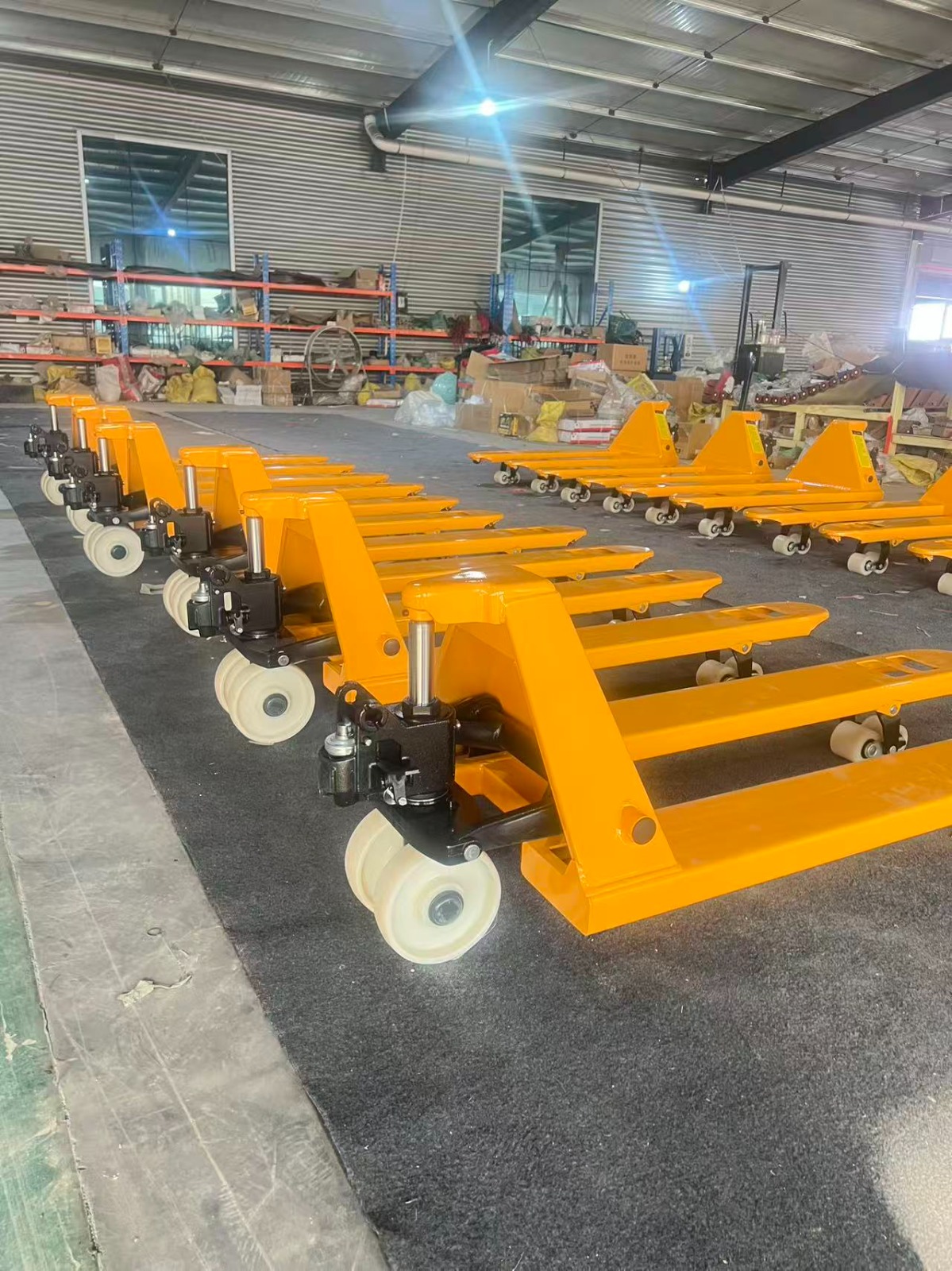 How to Choose the Right Pallet Truck for a Small Business