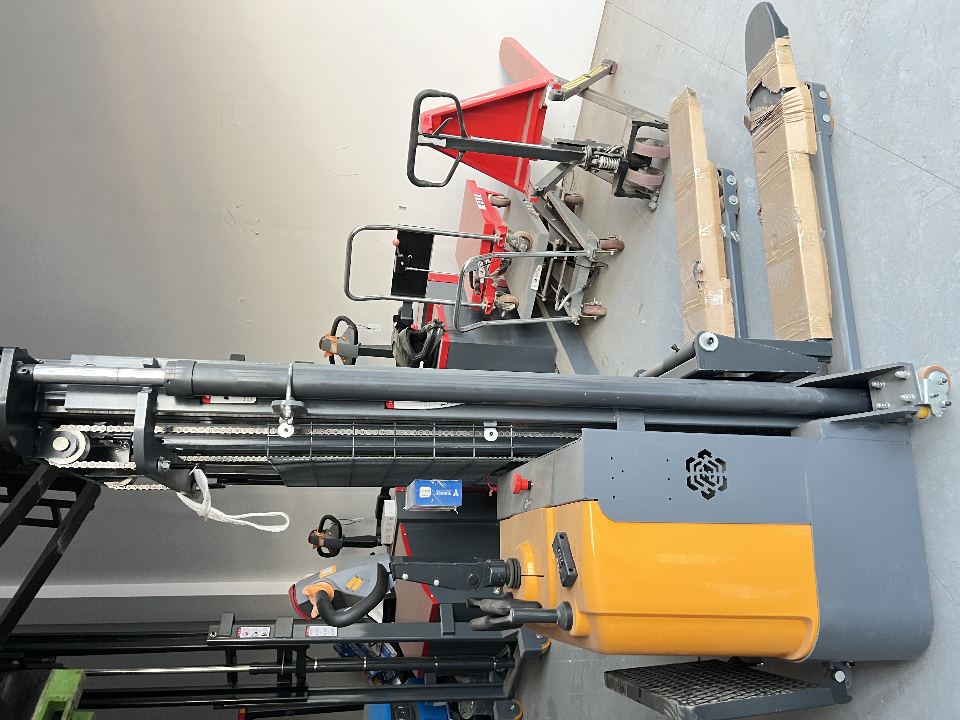 How an Electric Stacker Works